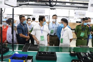 聞訊後，廣寧省人委會常務副主席鄧輝厚（中）趕抵現場指導職能力量全面調查事件的原因。（圖源：廣寧報）