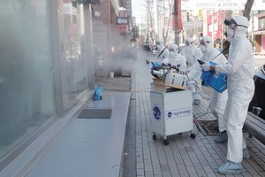 防疫工作人員在疫區進行噴灑消毒。（圖源：互聯網）