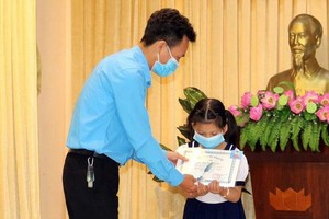 市勞動聯團代表向家境貧困少兒贈送禮物。