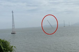 跨海的25號電線桿（紅圈示）疑被輪船碰撞導致傾斜。（圖源：日輝）