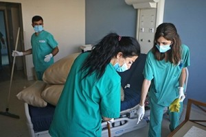 大爆炸後聖喬治醫院的護士們在清理受損的病房。（圖源：互聯網）