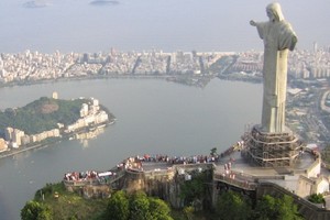 巴西里約熱內盧救世基督像等主要觀光景點，經5個月疫情封鎖之後，15日重新對大眾開放。（圖源：Wikipedia）