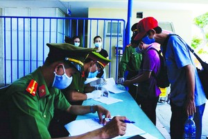 廣義省公安在車站為乘客辦理健康申報。（圖源：垂楊）