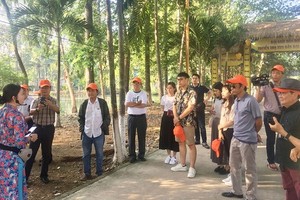 本市遊客於7月初參加隆安省芹玉縣宗盛祖廟的旅程。