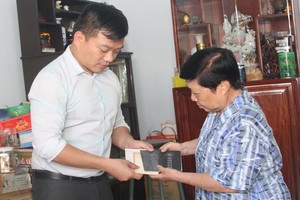 芳泉鹿嘜汽水廠後人陶妙萍（右）向陳列室捐贈其先父母與她的“華僑登記證”。