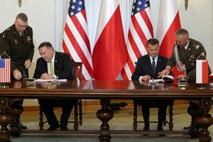 美國務卿蓬佩奧（左二）與波蘭國防部長布瓦什恰克（右二）簽署軍事協議。（圖源：AFP）