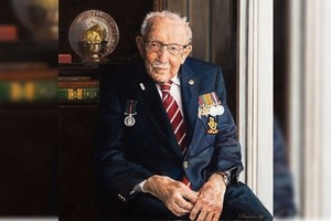 畫中的穆爾身穿西裝，打著紅色領帶及佩戴授勛藍彼得徽章和其他勳章，坐在椅子上微笑。（圖源：互聯網）