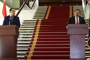 8月15日，在蘇丹喀土穆，蘇丹過渡政府總理哈姆杜克（右）與到訪的埃及總理馬德布利出席聯合新聞發佈會。（圖源：新華社）