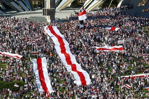 民眾出席反政府示威抗議總統選舉舞弊。（圖源：路透社）