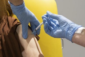 英國政府表示，目前有10萬人以上報名參加了英國的新冠病毒疫苗試驗。（圖源：《獨立報》）