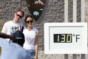 當地時間16日下午，位於美國加利福尼亞州的死亡谷溫度飆升至130華氏度(約為54.4攝氏度)。（圖源：AP）
