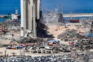 當地時間8月16日，黎巴嫩首都貝魯特，挖掘機在貝魯特港口的爆炸現場進行拆除工作。（圖源：互聯網）