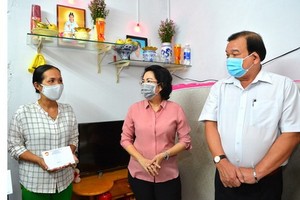 市祖國陣線委員會向受疫情影響的富潤郡居民發放補助金。