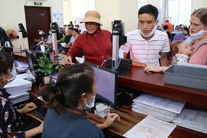 民眾辦理簽發司法履歷手續。