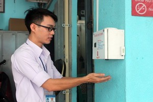 第五郡醫院胡明識與他製造的自動洗手機。