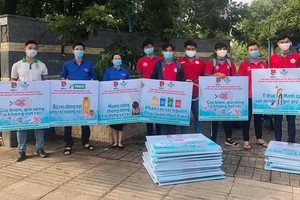 本市都市環保公司配合共青團第六郡郡委於昨(17)日在新化-羅庵涌設立200個熱愛環保宣傳海報。