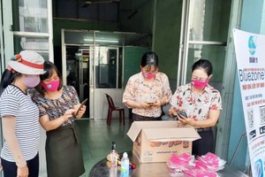 第十一郡婦聯會展開下載BLUEZONE應用程式防疫獲贈送口罩活動。