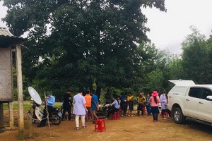 防疫工作人員在廣治省向化縣向山鄉源饒-彬村為村民進行咽喉拭子取樣測試。（圖源：清祿）