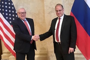 美國軍控問題特別代表馬歇爾‧比林斯利（右）與俄羅斯副外長謝爾蓋‧里亞布科夫（左）在維也納舉行會談。（圖源：推特）