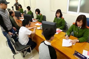 民眾在辦理簽發公民身份證手續。