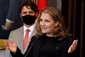 加拿大總理杜魯多18日任命副總理弗里蘭兼任財政部長。（圖源：路透社）