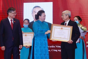 國會主席阮氏金銀在會上向國會領導頒授勞動勳章。（圖源：越通社）