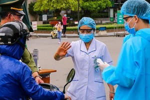 進出醫院人員都要量體溫。（圖源：越玲）