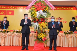 市人委會主席阮成鋒（前左）向大會送鮮花表示祝賀。（圖源：越勇）