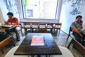 河內咖啡廳實施社交距離。（圖源：南陳）