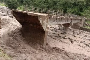 19日，位於尼泊爾遠西部地區的第七省即遠西省的洪水和泥石流已造成至少10人死亡，另有17人失蹤。（圖源：互聯網）