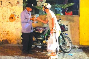 “愛心之家”慈善組向貧困者派發抗菌洗手液及醫用口罩。