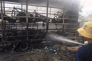 在火焰熄滅後，卡車廂內的全部自行車及自行車配件付諸一炬，僅剩下鐵框。（圖源：何珍）