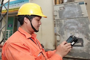 電力公司員工抄錄電錶指數。