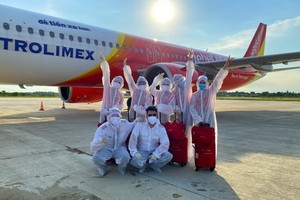 越捷護送越南公民從印度尼西亞返回芹苴市。