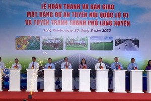 91號國道引路與東川市繞道項目場地清拆完成及移交儀式。（圖源：越通社）