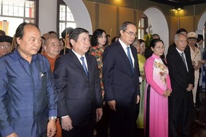 市領導親往第一郡孫德勝博物館上香獻花緬懷孫德勝主席。（圖源：M.Q）