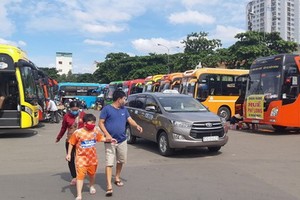 東區車站的乘客執行在公共場所佩戴口罩的規定。
