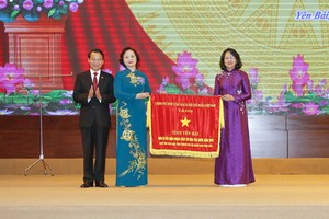 國家副主席鄧氏玉盛受政府總理委托，向安沛省北部丘陵和山區各省競賽組頒發2019年愛國競賽運動冠軍單位錦旗。（圖源：越通社）