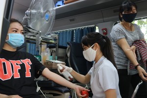 人民參加人道捐血活動。