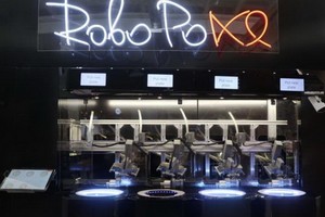 一台機器人廚師正在做菜。（圖源：互聯網）