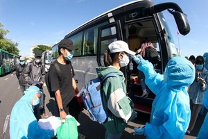 乘客上車前接受體溫測量。（圖源：陳黎琳）