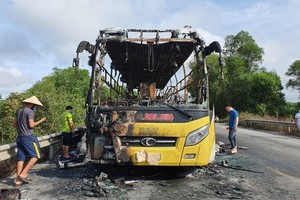 客車被燒得只剩下鐵框。（圖源：楊光）