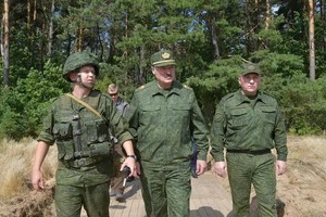 白俄羅斯總統亞歷山大‧盧卡申科（中）22日親往視察格羅德諾軍事基地。（圖源：路透社）