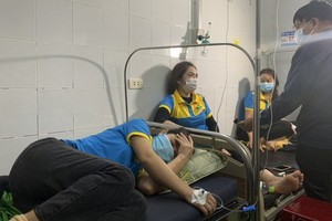 獲送醫院接受治療的疑似食物中毒患者。（圖源：武隆）