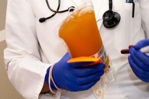 西雅圖一位醫生手持新冠肺炎康復者捐贈的血漿。（圖源：CNN）