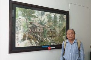 華人畫家、人民藝人張路與獲得二等獎的作品“山島春曉”。