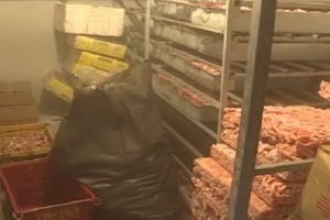 被職能力量突檢的冷凍庫存放大量來自動物的產品，如雞腳、雞腿、雞臀尖與雞腳骨等。（圖源：TN）