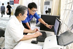 平盛郡幹部指引居民透過公共應用程式提交卷宗。