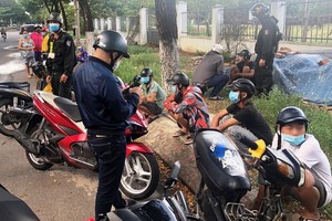 被警方控制的青年團夥。（圖源：警方提供）