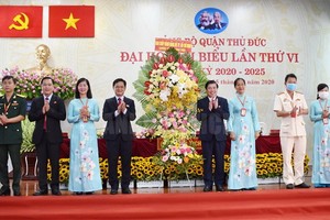 市人委會主席阮成鋒（中右）出席會議。（圖源：市黨部新聞網）